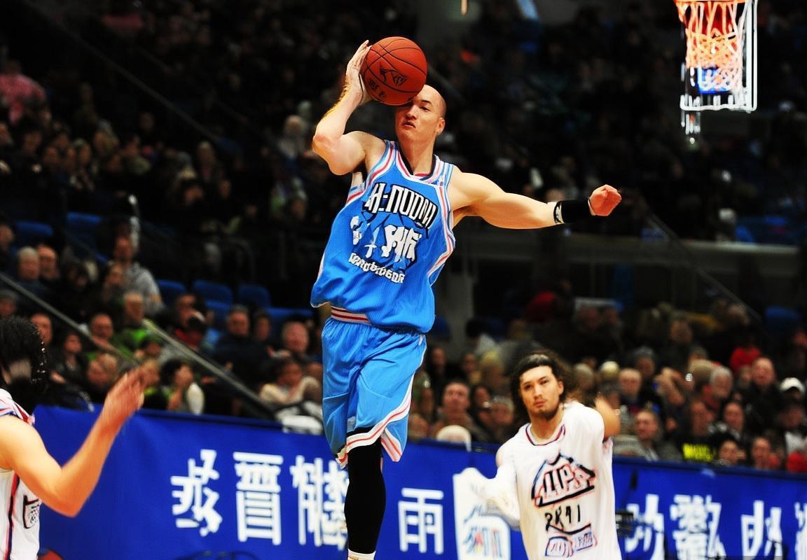 郭艾伦VS贾巴尔：巅峰对决，谁将载入篮球史册？(图2)